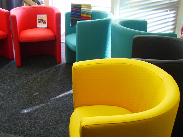 Herstoffering van diverse kuipfauteuils in vrolijke kleuren | RoHeBa meubelstoffering in Rhenen